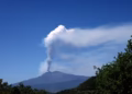 Vulcão mais alto do continente entra em erupção - Imagem: REUTERS/Joachim Herrmann