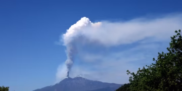 Vulcão mais alto do continente entra em erupção - Imagem: REUTERS/Joachim Herrmann