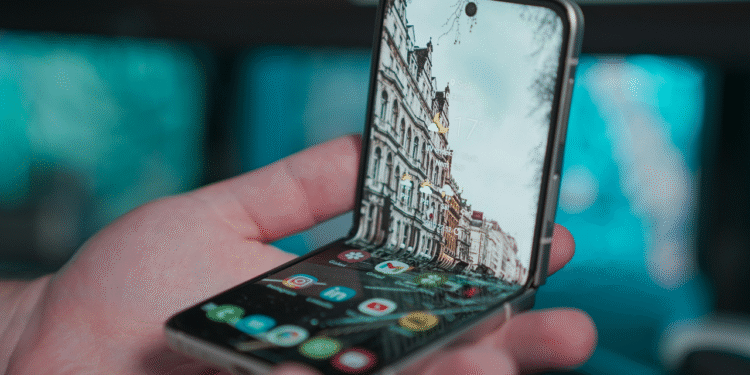 Próximos celulares dobráveis vão se consertar sozinhos