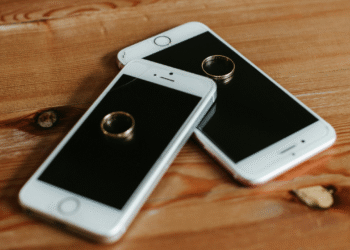 Estudo mostra que o casamento pode acabar com o celular