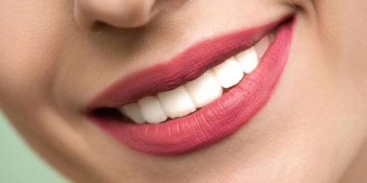 Mistura mágica ajuda a remover tártaro dos dentes e deixa com hálito fresco