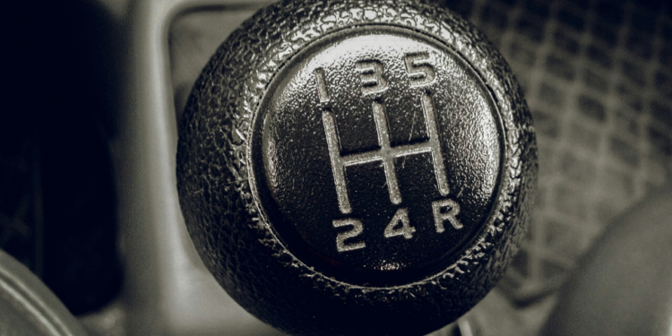 Erros que muitos cometem com um carro manual e não sabem