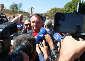 Tornozeleira eletrônica: Bolsonaro é proibido de acessar redes sociais e falar com filho - Imagem: Antônio Cruz / Agência Brasil