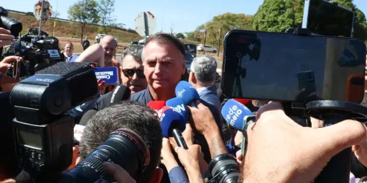 Tornozeleira eletrônica: Bolsonaro é proibido de acessar redes sociais e falar com filho - Imagem: Antônio Cruz / Agência Brasil