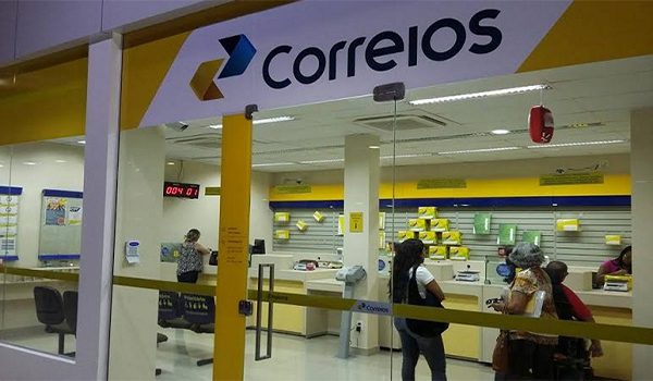 1,3 milhão de aposentados foram ao Correios solicitar reembolso - Imagem: Agência Brasil