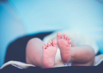 Bebê de 1 ano morre asfixiado dormindo ao lado da mãe - Imagem: Pixabay