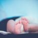 Bebê de 1 ano morre asfixiado dormindo ao lado da mãe - Imagem: Pixabay