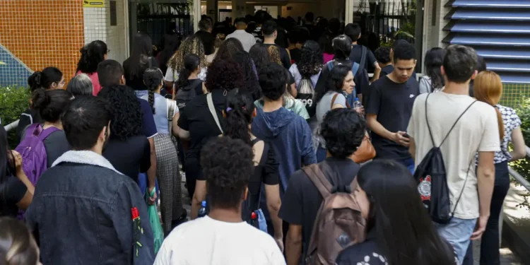 Bolsas confirmadas de até R$ 500 para estudantes de baixa renda - Imagem: Paulo Pinto/Agência Brasil