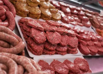 Carne ultraprocessada - Reprodução/iStock