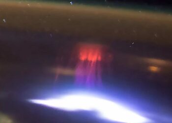 Uma das imagens mais espetaculares de um “duende vermelho” sobre a Terra foi obtida pela astronauta Nichole Ayers, da NASA, em 3 de julho de 2025. Crédito: Nichole Ayers/NASA
