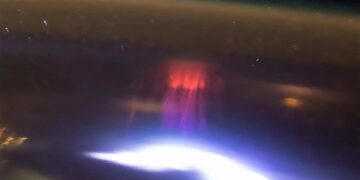 Uma das imagens mais espetaculares de um “duende vermelho” sobre a Terra foi obtida pela astronauta Nichole Ayers, da NASA, em 3 de julho de 2025. Crédito: Nichole Ayers/NASA