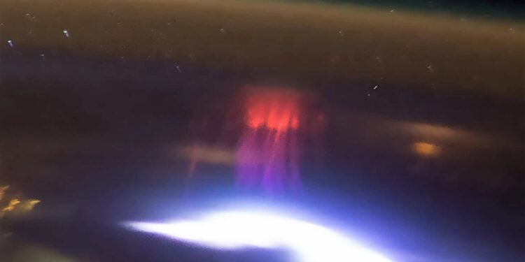 Uma das imagens mais espetaculares de um “duende vermelho” sobre a Terra foi obtida pela astronauta Nichole Ayers, da NASA, em 3 de julho de 2025. Crédito: Nichole Ayers/NASA
