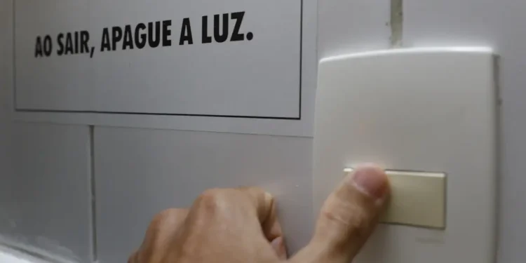 Energia elétrica mais barata começa com essas atitudes simples - Imagem: Fernando Frazão/Agência Brasil