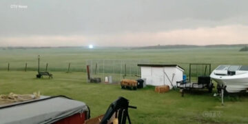 Vídeo mostra esfera luminosa flutuando durante tempestade no Canadá - Imagem: Reprodução/ CTV News/ Ed e Melinda Pardy