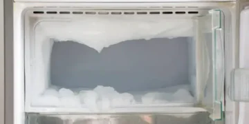 Gelo no freezer - Reprodução/iStock