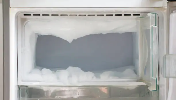 Gelo no freezer - Reprodução/iStock