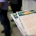 Quanto rendem R$ 3,5 milhões da Mega-Sena na poupança, Tesouro Direto e CDB? - Imagem: Marcelo Camargo/Agência Brasil