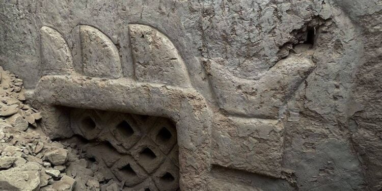 Mural pré-hispânico é encontrado com figuras feitas há mais de 3 mil anos - Imagem: Divulgação/Pontifícia Universidade Católica do Peru
