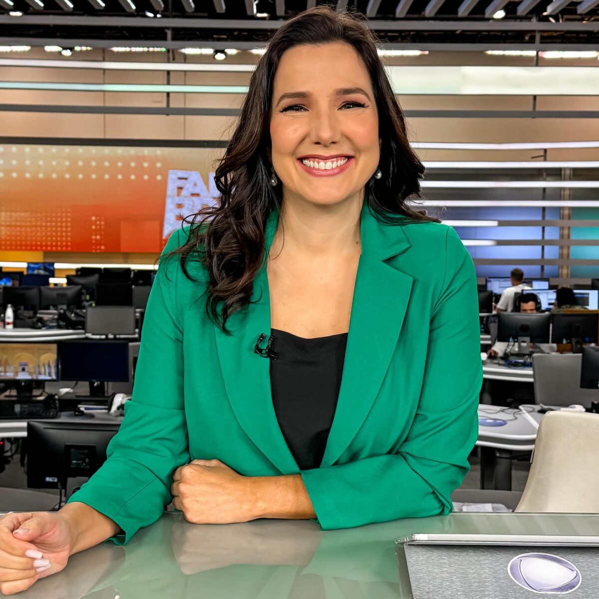 Infecção no rosto leva apresentadora da Record de volta ao hospital