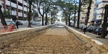 Força do mar arrasta areia e transforma paisagem no Canal 3, em Santos, após ressaca. — Foto: Reprodução