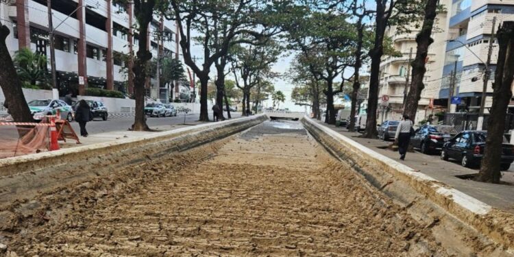 Força do mar arrasta areia e transforma paisagem no Canal 3, em Santos, após ressaca. — Foto: Reprodução