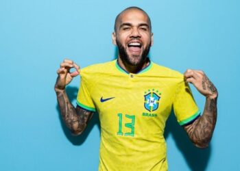 Daniel Alves está de volta e decide vestir camisa de gigante do futebol