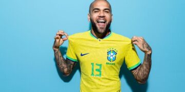 Daniel Alves está de volta e decide vestir camisa de gigante do futebol