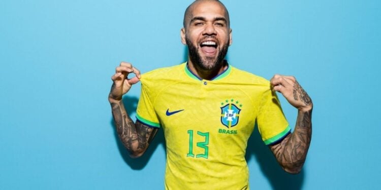 Daniel Alves está de volta e decide vestir camisa de gigante do futebol