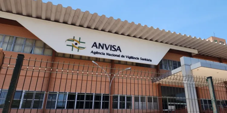 Anvisa bate o martelo e proíbe produto muito consumido pelos brasileiros - Imagem: Rafa Neddermeyer/Agência Brasil