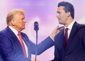 Trabalhadores são demitidos por postagens a respeito de Charlie Kirk - Imagem: Divulgação/Redes Sociais