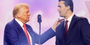 Trabalhadores são demitidos por postagens a respeito de Charlie Kirk - Imagem: Divulgação/Redes Sociais