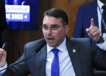 Flavio Bolsonaro surpreende a todos e usa tom assustador contra Moraes - Imagem:  Lula Marques/ Agência Brasil