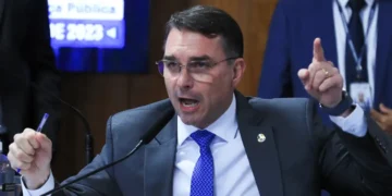 Flavio Bolsonaro surpreende a todos e usa tom assustador contra Moraes - Imagem:  Lula Marques/ Agência Brasil