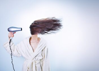 Produto de cabelo feminino amado pelas mulheres acaba de ser proibido - Imagem: Pixabay
