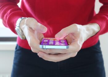 Lei publicada proíbe o uso de celular por mais de 2 horas - Imagem: Pixabay