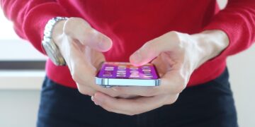 Lei publicada proíbe o uso de celular por mais de 2 horas - Imagem: Pixabay