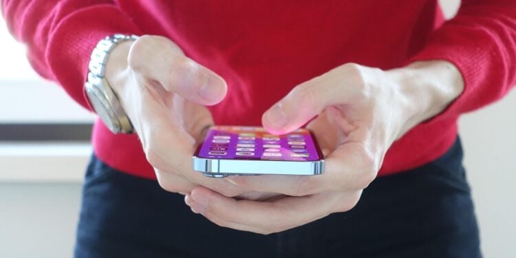 Lei publicada proíbe o uso de celular por mais de 2 horas - Imagem: Pixabay