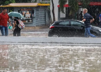 Ciclone chega para assustar e causa virada no tempo - Imagem: Valter Campanato/Agência Brasil