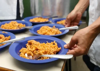 Crianças que não tinham o que comer foram alimentados e responsável foi demitida - Imagem: Agência Brasil