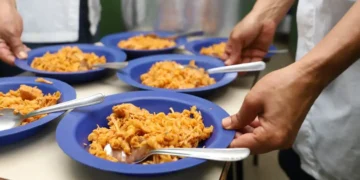 Crianças que não tinham o que comer foram alimentados e responsável foi demitida - Imagem: Agência Brasil