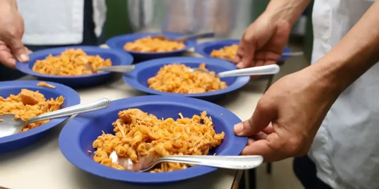 Crianças que não tinham o que comer foram alimentados e responsável foi demitida - Imagem: Agência Brasil