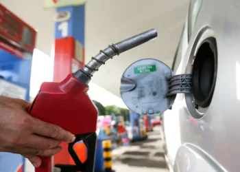 Brasileiros que abastecem carros recebem notícia assustadora sobre gasolina - Imagem: Marcelo Camargo/Agência Brasil