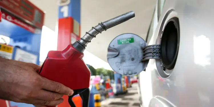 Brasileiros que abastecem carros recebem notícia assustadora sobre gasolina - Imagem: Marcelo Camargo/Agência Brasil