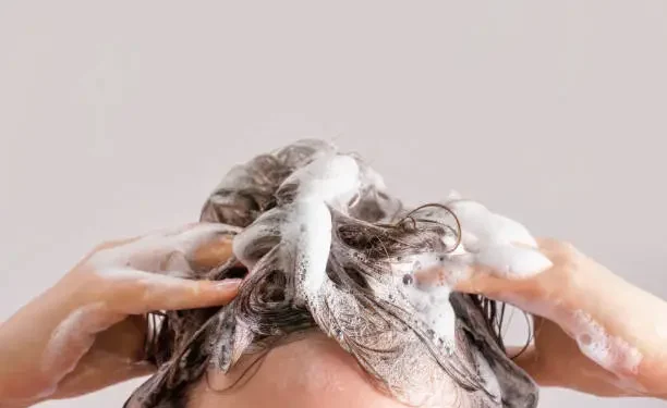 Lavando o cabelo - Reprodução