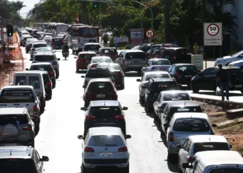Hábito que todos motoristas fazem vai começar a aplicar multa de R$ 820,00 - Imagem: Antonio Cruz/Agência Brasil