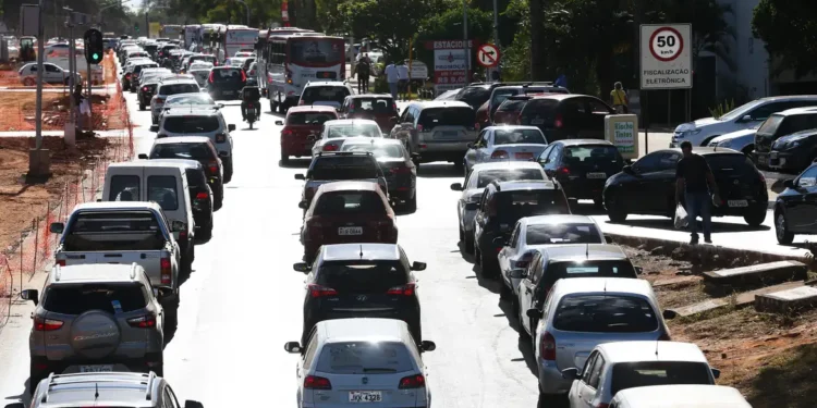 Hábito que todos motoristas fazem vai começar a aplicar multa de R$ 820,00 - Imagem: Antonio Cruz/Agência Brasil