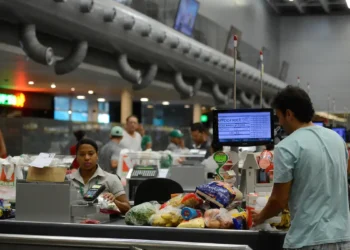 Supermercado gigantesco faz liquidação de mercadoria para anunciar fechamento - Imagem: Tânia Rêgo/Agência Brasil