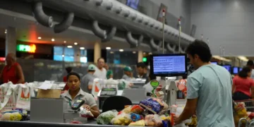 Supermercado gigantesco faz liquidação de mercadoria para anunciar fechamento - Imagem: Tânia Rêgo/Agência Brasil