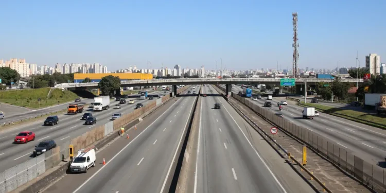 Lei brasileira define velocidade máxima para andar nas rodovias brasileiras - Imagem: Rovena Rosa/Agência Brasil