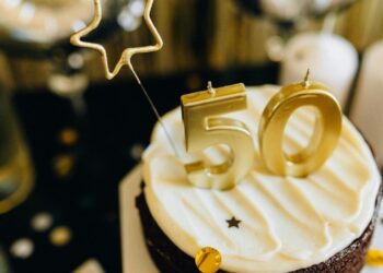 Festa de 50 anos com alma de baile de debutante vira tendência